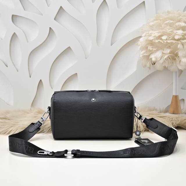 Mont Blanc 万宝龙-最新款男士斜挎包 单肩包采用头层牛皮 皮质柔软 手感超赞 独特设计足以彰显其奢华感 细节品质毋庸置疑 高端大气上档次 百搭单品尺寸