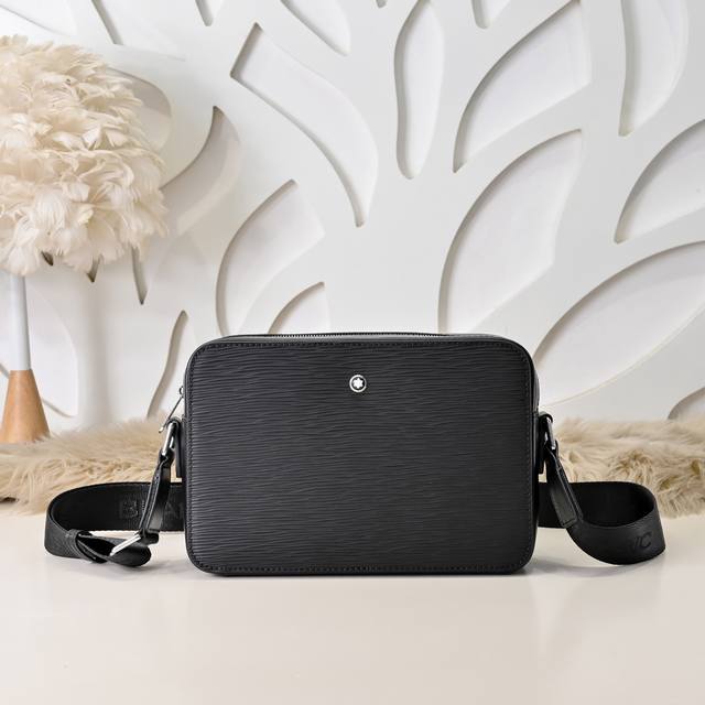 Mont Blanc 万宝龙-最新款男士斜挎包 单肩包采用头层牛皮 皮质柔软 手感超赞 独特设计足以彰显其奢华感 细节品质毋庸置疑 高端大气上档次 百搭单品尺寸