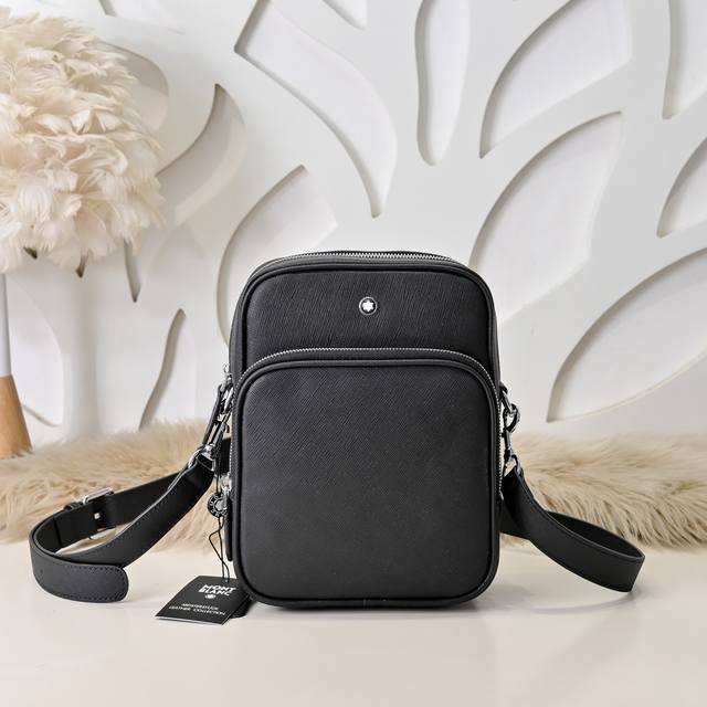 Mont Blanc 万宝龙-最新款男士斜挎包 单肩包采用头层牛皮 皮质柔软 手感超赞 独特设计足以彰显其奢华感 细节品质毋庸置疑 高端大气上档次 百搭单品尺寸