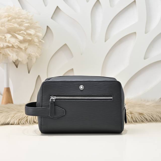 Mont Blanc 万宝龙-最新款男士手包采用头层牛皮 皮质柔软 手感超赞 独特设计足以彰显其奢华感 细节品质毋庸置疑 高端大气上档次 百搭单品尺寸：23.5