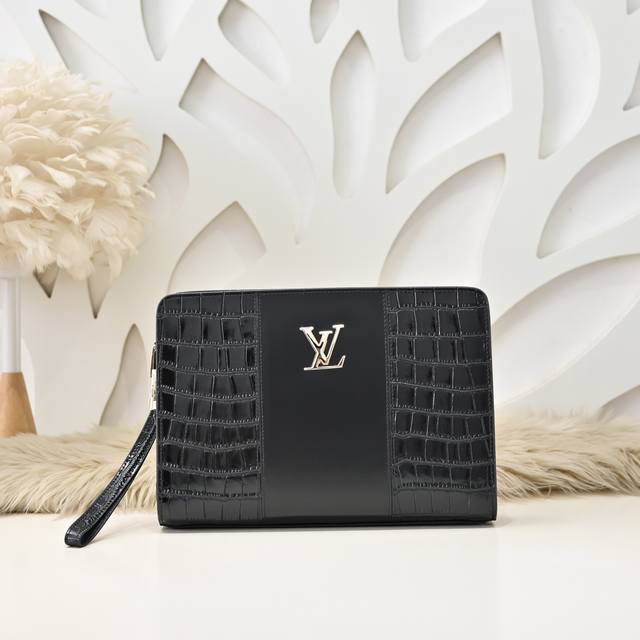 Lv-最新款男士手拿包采用进口小牛皮制作 皮质柔软 手感超赞 高贵五金 尽显独特气质 低调又奢华 高端大气上档次 非常时尚 简约实用尺寸：26.16.4Cm