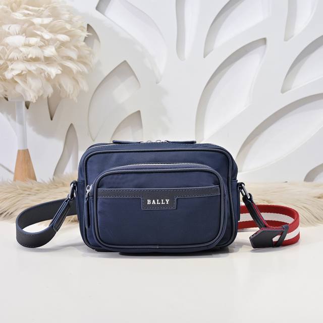 Bally-巴利最新款男士斜挎包采用原版布料配皮制作 手感超赞 版型超正 做工精致 细节完美 时尚休闲百搭 质量与质感都能衬托出你独特的品味 出街帅帅哒尺寸:2 Bally-巴利最新款男士斜挎包采用原版布料配皮制作 手感超赞 版型超正 做工精致 细节完美 时尚休闲百搭 质量与质感都能衬托出你独特的品味 出街帅帅哒尺寸:2