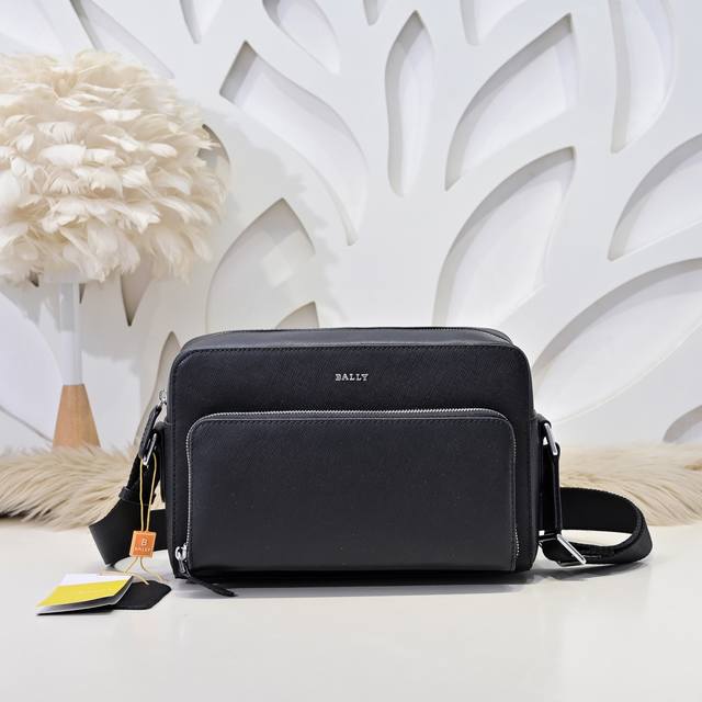 Bally-巴利最新款男士斜挎包采用进口小牛皮 皮质柔软 手感超赞 版型超正 做工精致 细节完美 时尚休闲百搭 质量与质感都能衬托出你独特的品味 出街帅帅哒尺寸 Bally-巴利最新款男士斜挎包采用进口小牛皮 皮质柔软 手感超赞 版型超正 做工精致 细节完美 时尚休闲百搭 质量与质感都能衬托出你独特的品味 出街帅帅哒尺寸