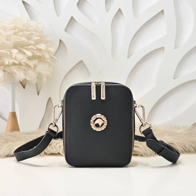 Stefano Ricci-史蒂芬 专柜最新款男士斜挎包采用进口小牛皮制作 皮质柔软 纹路清晰可见 手感超赞 高贵五金 时尚鹰头金标 质量看得见 高档大气上档次