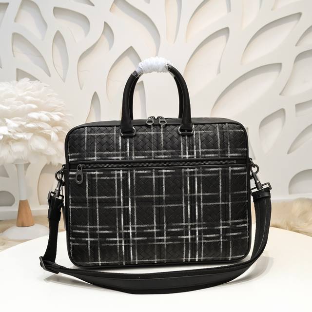 Bv-最新款男士公文包原单品质 官网同步 采用顶级打腊胎牛皮 手感超赞 专柜原装五金 独特的设计风格 完美至极 细节做工精致 大气中有内涵 高端上档次 高品质尺