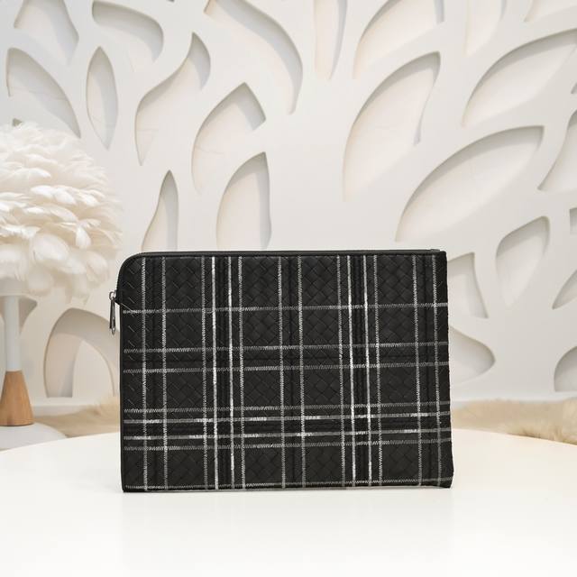 Bv-最新款男士手拿包原单品质 官网同步 采用顶级打腊胎牛皮 手感超赞 专柜原装五金 独特的设计风格 完美至极 细节做工精致 大气中有内涵 高端上档次 高品质尺