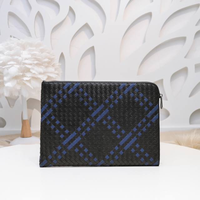 Bv-最新款男士手拿包原单品质 官网同步 采用顶级打腊胎牛皮 手感超赞 专柜原装五金 独特的设计风格 完美至极 细节做工精致 大气中有内涵 高端上档次 高品质尺