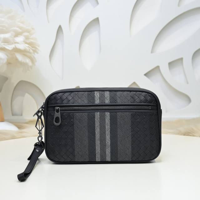 Bv-最新款男士手拿包原单品质 官网同步 采用顶级打腊胎牛皮 手感超赞 专柜原装五金 独特的设计风格 完美至极 细节做工精致 大气中有内涵 高端上档次 高品质尺