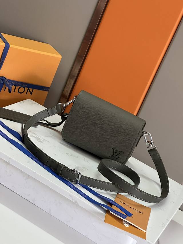 顶级原单 M82086 绿色全皮男 差包系列 Fastline 迷你手袋 Fastline 迷你手袋结合粒面牛皮革和金属件，以翻盖的斜裁细节和正面角落的 Lv