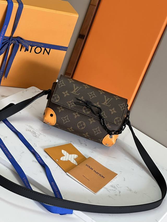 顶级原单原版开发，全钢五金 本款 Steamer 迷你手袋取材 Monogram Eclipse 帆布，向路易威登 Steamer 硬箱汲取链条和饰针元素。适宜