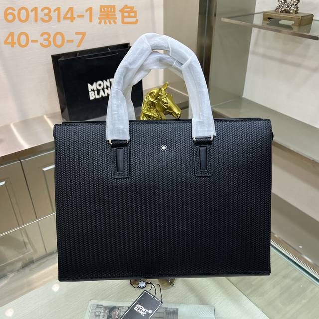 Montblanc 万宝龙601314-1黑色 公文包 采用进口牛皮材质也特耐磨损，便于日常打理、有足够的空间收纳电子产品和随身物品，敢于追求内心热爱的精英人士