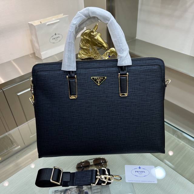 Prada普拉达 新款公文包 采用进口牛皮，顶级抛光不锈钢饰面金属配件 ，正面外部三角形珐琅徽标，简单大方商务 成功男士们的最爱！尺寸：38-28-6型号：66