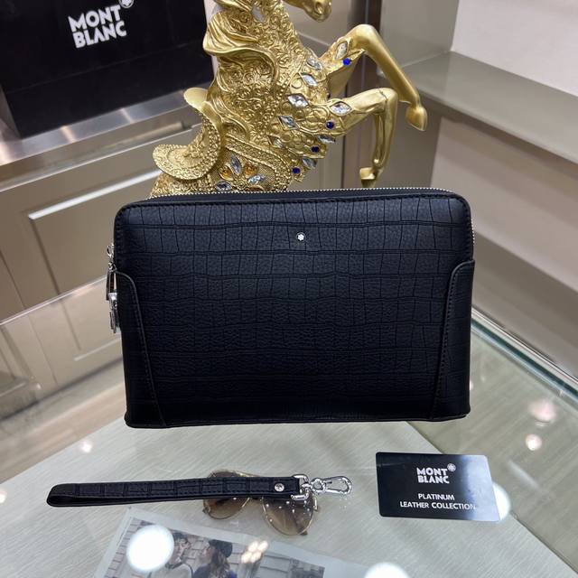 最新款来袭Montblanc International 万宝龙 手拿包，进口顶级头层原版鳄鱼纹牛皮 手感舒适 皮质超柔 简单大气的Logo 高端休闲版型 品质