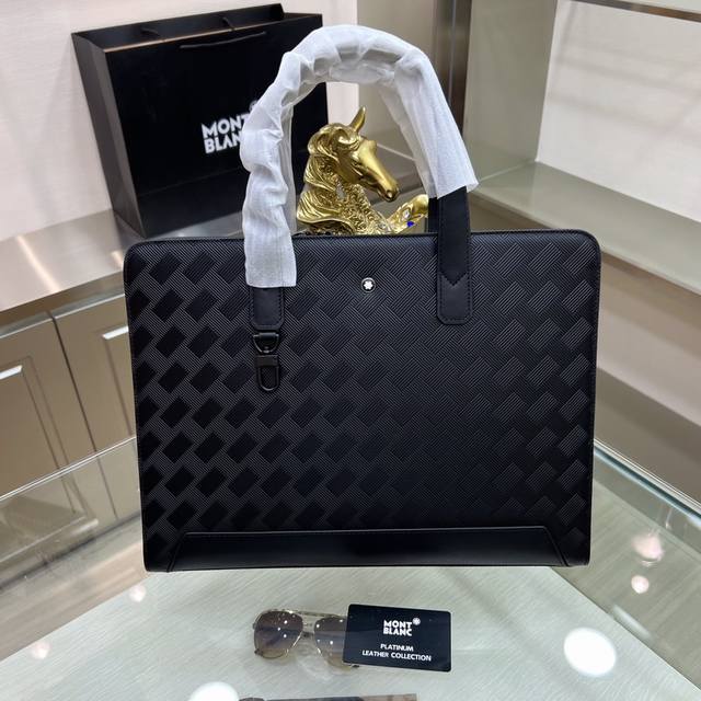 Montblanc International 万宝龙 万宝龙原版新款 现代时尚手袋,专为现代都市人士设计,兼顾实用功能与耐用性能。压花全粒面牛皮饰有风尚3.0 Montblanc International 万宝龙 万宝龙原版新款 现代时尚手袋,专为现代都市人士设计,兼顾实用功能与耐用性能。压花全粒面牛皮饰有风尚3.0