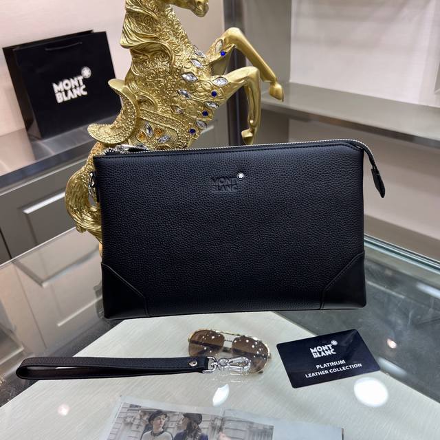 最新款来袭Montblanc International 万宝龙 手拿包，进口顶级头层原版自然摔牛皮 手感舒适 皮质超柔 简单大气的Logo 高端休闲版型 品质