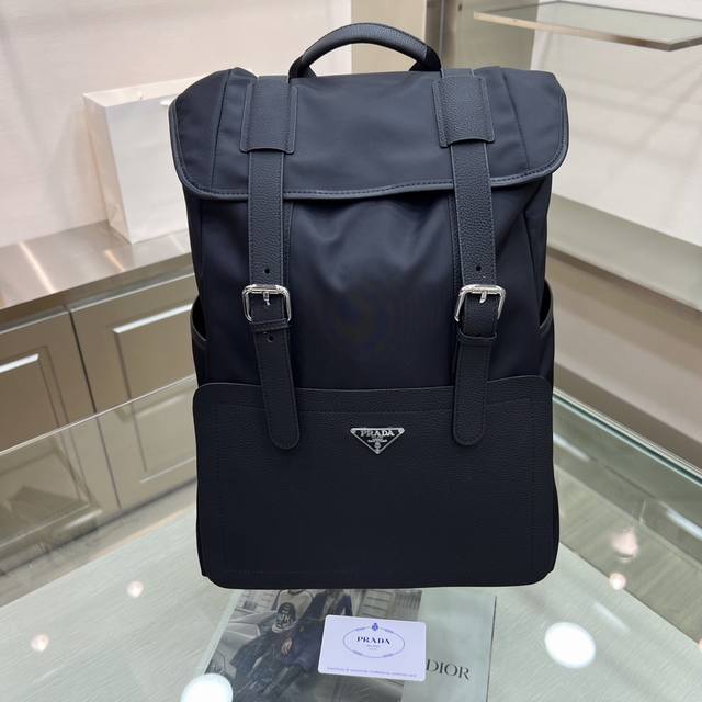 Prada 普拉达 新款双肩包，时百尚搭款就式，高大端气！采用头层进口摔纹皮牛配防水尼龙布，原版五金 居家旅行备必产品 型号：P8700尺寸：30-40-13颜