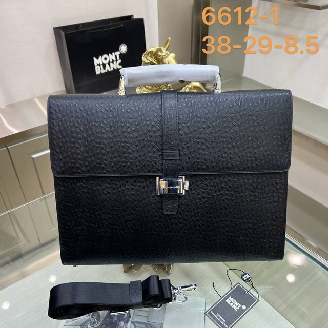 Montblanc万宝龙 万宝龙男士公文包，采用进口定型牛皮制作，搭配顶级五金配件，带全新按键锁，在公文包系列中实属佼佼者。商务人士与潮流达人皆适用的款式。 喜