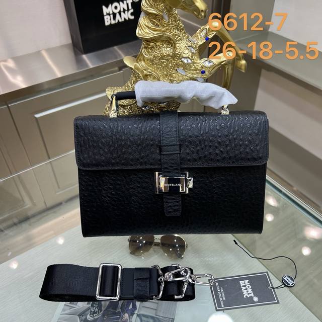 Montblanc万宝龙 万宝龙新款男士手拿包，采用进口定型牛皮制作，搭配顶级五金配件，带全新按键锁，在手拿包系列中实属佼佼者。商务人士与潮流达人皆适用的款式。