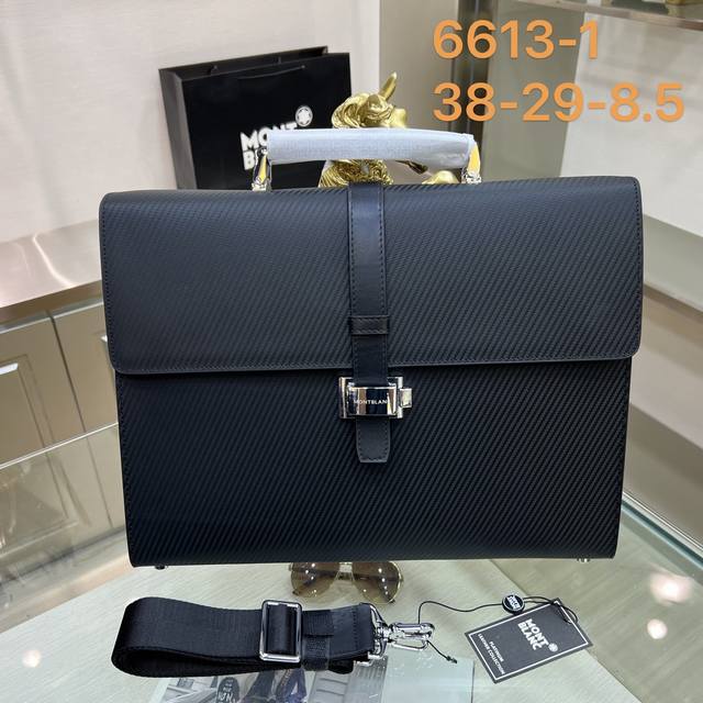 Montblanc万宝龙 万宝龙男士公文包,采用进口定型牛皮制作,搭配顶级五金配件,带全新按键锁,在公文包系列中实属佼佼者。商务人士与潮流达人皆适用的款式。 喜 Montblanc万宝龙 万宝龙男士公文包,采用进口定型牛皮制作,搭配顶级五金配件,带全新按键锁,在公文包系列中实属佼佼者。商务人士与潮流达人皆适用的款式。 喜