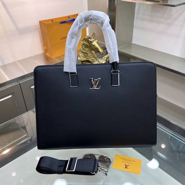 新品 :Louis Vuitton 路易威登 最新公文包 不但包型做得好,而且品质也非常精细,采用进口摔纹皮,半定型设计,五金配套,款式简单大方 型号 : 20 新品 :Louis Vuitton 路易威登 最新公文包 不但包型做得好,而且品质也非常精细,采用进口摔纹皮,半定型设计,五金配套,款式简单大方 型号 : 20