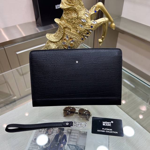 新品 ：Montblanc Lnternational 万宝龙 最新款手拿包，不但包型做得好，而且品质也非常精细，采用进口牛皮，半定型设计，简单大气的Logo，