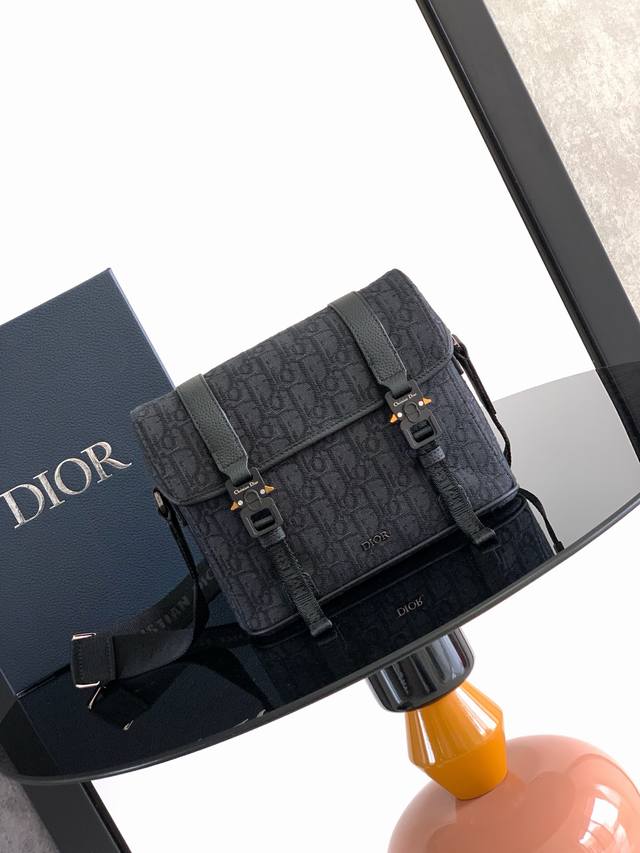 这款翻盖信使包以现代时尚的设计突显 Dior 的高订精神，进一步丰富 Dior Hit The Road 系列。采用黑色 Oblique 印花面料精心制作，点缀