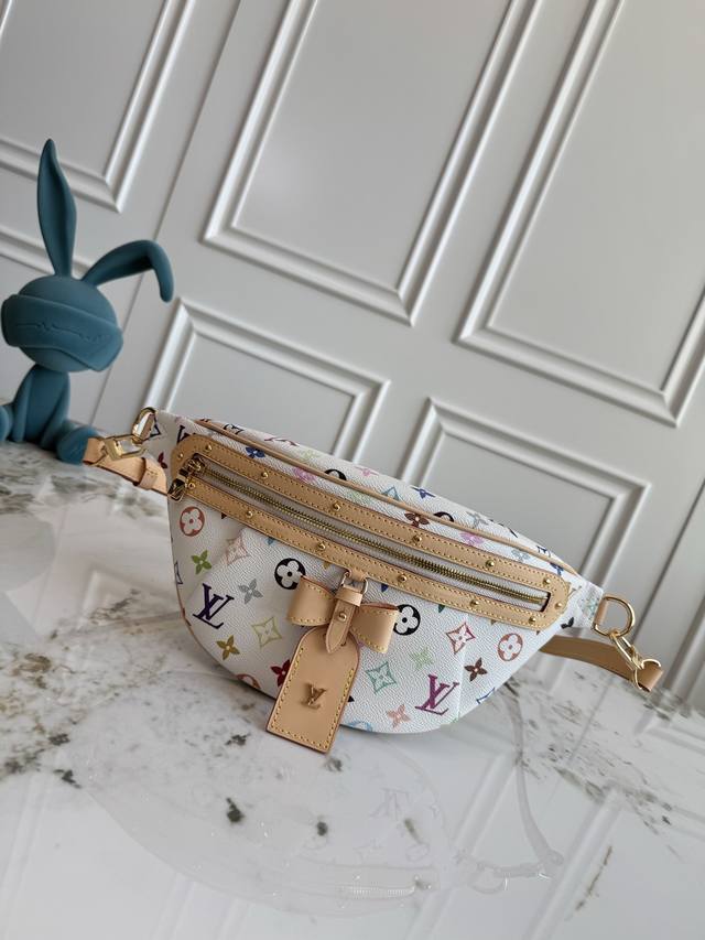 独家背景 动态芯片 顶级原单 M13660The High Rise Bumbag是路易威登X村上隆系列再版中充满活力的印花中的标志性单品：采用涂层帆布制成，标