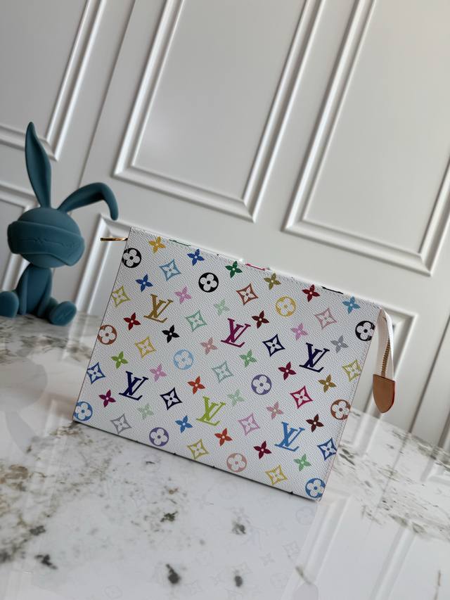 独家背景 动态芯片 顶级原单 全钢海外原单M13746白彩 黑彩 独家实拍！村上隆Monogram帆布化妆盒，内部空间宽敞，两侧采用接裆式设计，方便取放物品，可