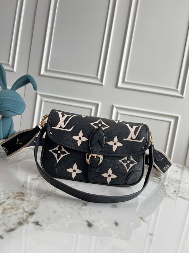 M46584黑色丝印M46386黑皮 M46388白皮 M46846浅蓝 M46583灰色丝印 M11817 棕黄M47161宝蓝丝印本款 Diane 手袋取材