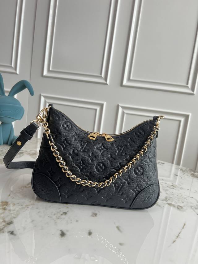 独家背景 动态芯片 M12930黑皮 M13224卡其 M14211灰 官方最新款 小号手袋，以 Monogram 帆布和加固皮革边角传递复古意味。可调节肩带便