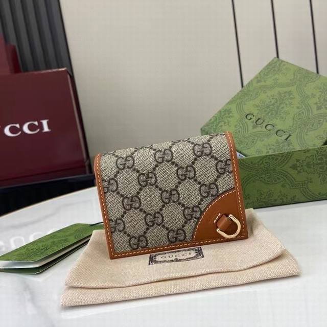 顶配版 Gg Emblem 系列迷你钱包全新 Gg Emblem 系列焕新诠释品牌的隽永优雅风范和精湛工艺。这款米色和深棕色迷你钱包焕新演绎品牌全新小件配饰系列