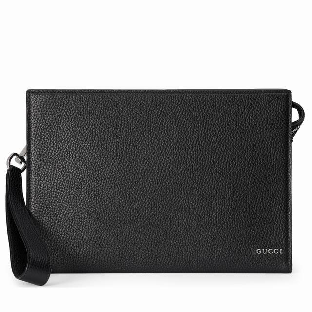 顶配版 饰Gucci标识手拿包。男士系列日常配饰选用经典黑色皮革焕新打造。 早春系列以Gucci字母标识焕新演绎经典配件，巧妙展现品牌标识内涵。这款手拿包设有四