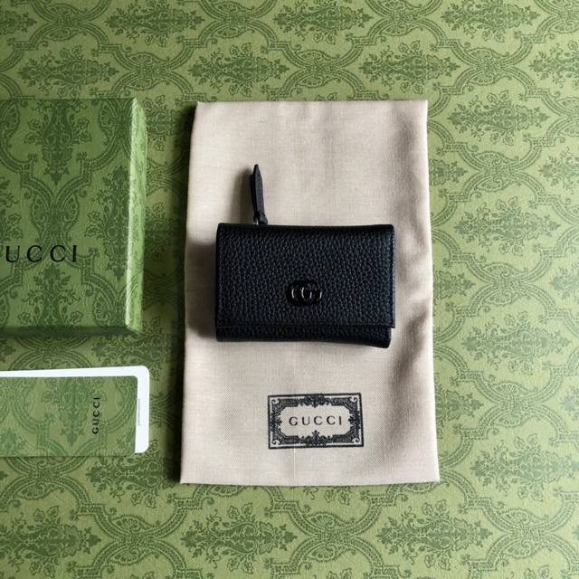 顶配版 Gg Marmont系列卡包 这款Gg Marmont系列卡包采用经典耐看的黑色皮革制作，为 Aria-时尚咏叹调 系列再添经典之作。双G配件源于70年