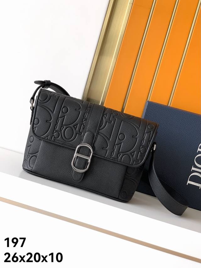斜挎包型号：原单197#全皮压花，顶级原单货专柜休闲时尚斜挎包流行款，高端大气，时尚有品味，原单专用高端头层牛皮，专柜标准布，超级实用，打上专柜Logo五金配件