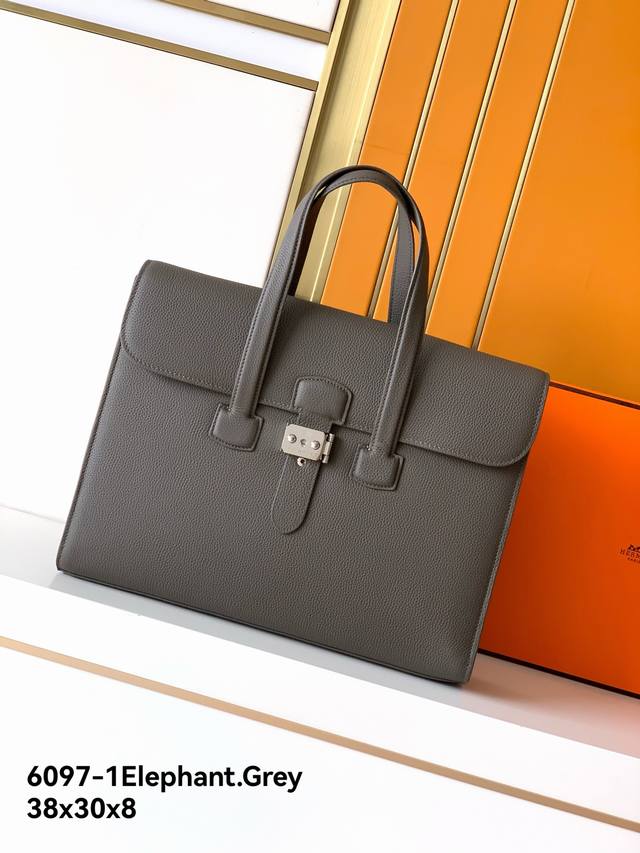 新款公文包型号：6097-1#大象灰Elephant.Grey顶级原单货爱玛意大利专用头层牛皮，手感超级柔软细腻，质感高端有档次，专柜同款，绝对高端货。高纤维裡