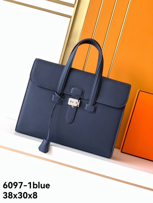新款公文包型号：6097-1#蓝色Blue顶级原单货爱玛意大利专用头层牛皮，手感超级柔软细腻，质感高端有档次，专柜同款，绝对高端货。高纤维裡布，专柜五金配件，质