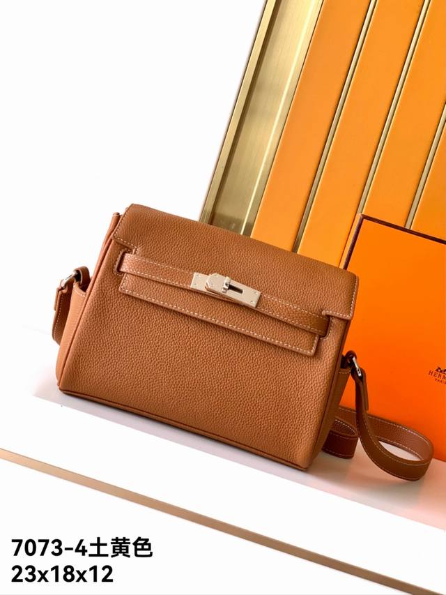 型号：新款7073-4#蓝色顶级原单货爱玛意大利专用头层牛皮，手感超级柔软细腻，质感高端有档次，专柜同款，绝对高端货。高纤维布裡，专柜五金配件，质量超赞。尺寸：