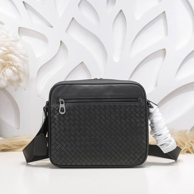 Bv-最新款男士斜挎包原单品质 官网同步 采用顶级打腊胎牛皮 手感超赞 专柜原装五金 独特的设计风格 完美至极 细节做工精致 大气中有内涵 高端上档次 高品质尺