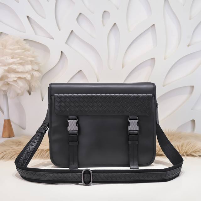 Bv-最新款男士斜挎包原单品质 官网同步 采用顶级打腊胎牛皮 手感超赞 专柜原装五金 独特的设计风格 完美至极 细节做工精致 大气中有内涵 高端上档次 高品质尺 Bv-最新款男士斜挎包原单品质 官网同步 采用顶级打腊胎牛皮 手感超赞 专柜原装五金 独特的设计风格 完美至极 细节做工精致 大气中有内涵 高端上档次 高品质尺