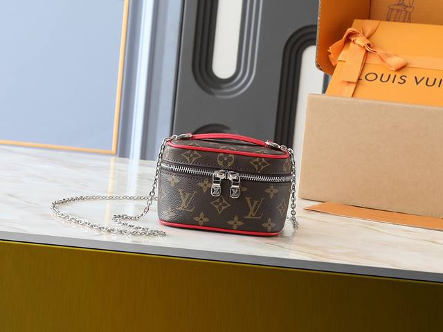 升级原版 M14832 M44936 本款 Nice Nano 化妆包以 Monogram 涂层帆布塑造紧凑构型，可轻松容纳指甲油和唇膏等美妆用品。可水洗内衬、