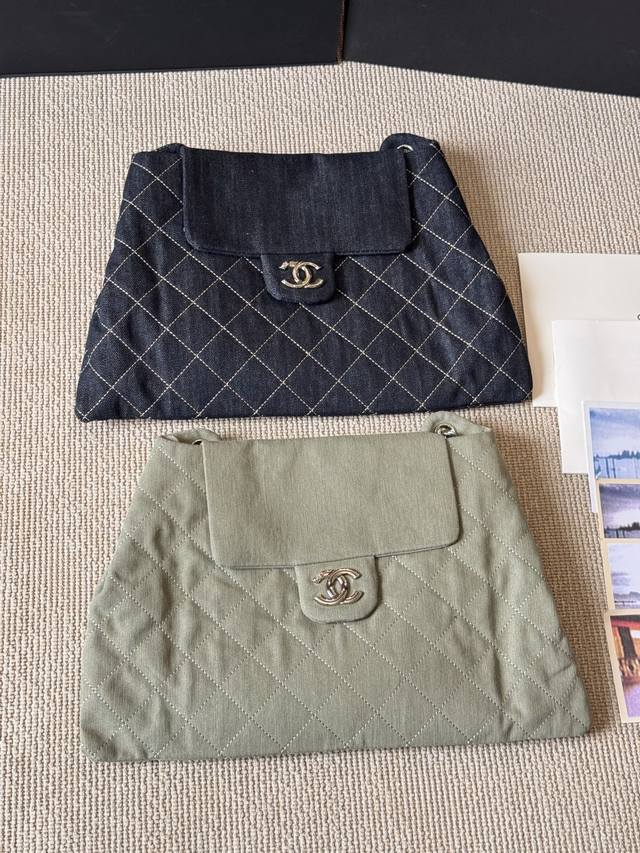 Chanel 2Way，你可以永远相信慵懒风香香Chanel Vintage慵懒风黑银2Way上身太高级了 随性又好背不管是单肩斜挎还是流浪背都妥妥的有气质！尺