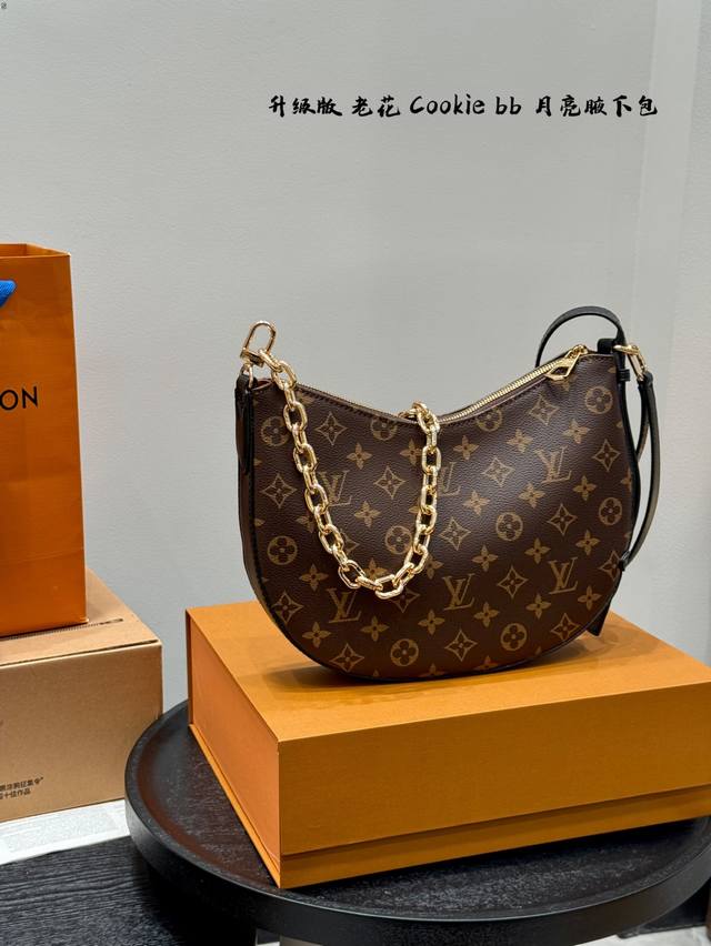 礼盒包装升级版！Size：30Cmlv 新款幸运饼干 Cookie Bb腋下包太戳我了吧！上身效果！啥也不说啦！订起来 .25Ss 走秀款搜索Lv 月亮包