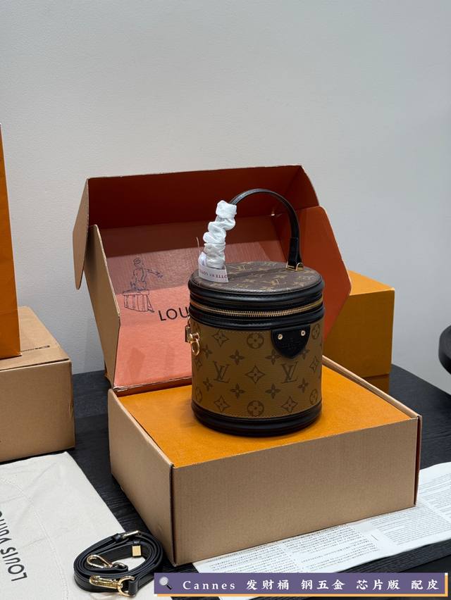 全套礼盒升级版!Size:17.15Cmlv Cannes 饭桶水桶包发财桶!发财桶!越用越香!!!百搭实用 黑色真皮原版帆布涂层配牛皮材质 全套礼盒升级版!Size:17.15Cmlv Cannes 饭桶水桶包发财桶!发财桶!越用越香!!!百搭实用 黑色真皮原版帆布涂层配牛皮材质