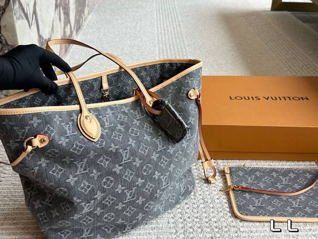 Neverfull中号手袋M13192当季新款本款Neverfull中号手袋为Monogram丹宁布点缀牛皮革饰边，借侧面可调节饰带灵活收束廓形，成就都市出行的