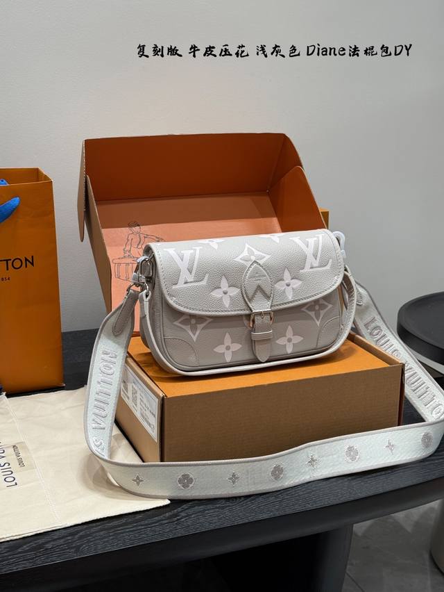 全套礼盒 复刻版！全钢五金 动态芯片Lv Diane 法棍包 牛皮压花浅灰色上身简单又舒服源自中古包 Sologne 的改良版整体保留了简洁的包身造型一根肩带升