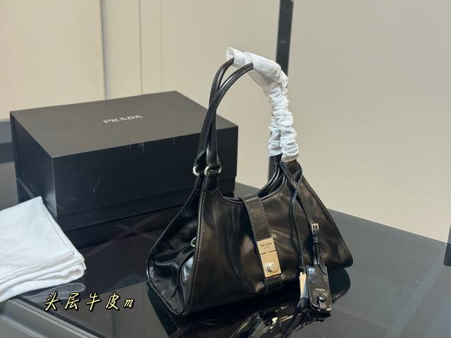 配盒Size：32.21Cm普拉达 Hobo中古腋下包多了一份随意和简单，完全的时尚百搭！