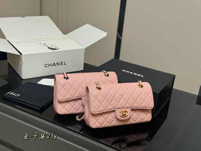 配折叠盒飞机盒Size:23Cm 香奈儿 Cf我们一直很用心在做 秒杀其他市面上的货 顶级原单鱼子酱很舒服的一种！不管您是谁稳稳Hold住哦四季必备单品！