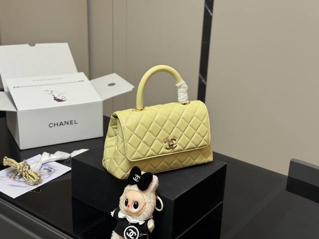 配挂件 配折叠盒飞机盒Size：23*14Cm香奈儿Coco Handle 手提包 粒面牛皮材质 原版K金！！