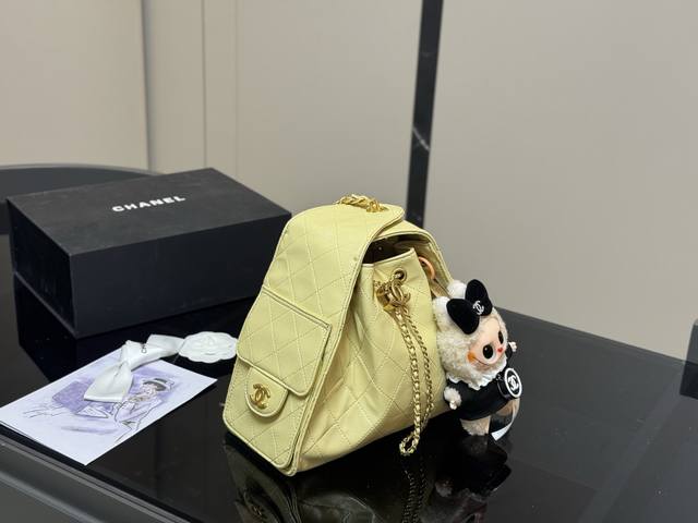 配挂件 配盒Chanel 25S Hobo小号真绝绝子今年香奈儿25S系列简直美爆...这只Hobo是个小号尺寸个人觉得比较日常鱼子酱的质感颗粒没这么重反而很细