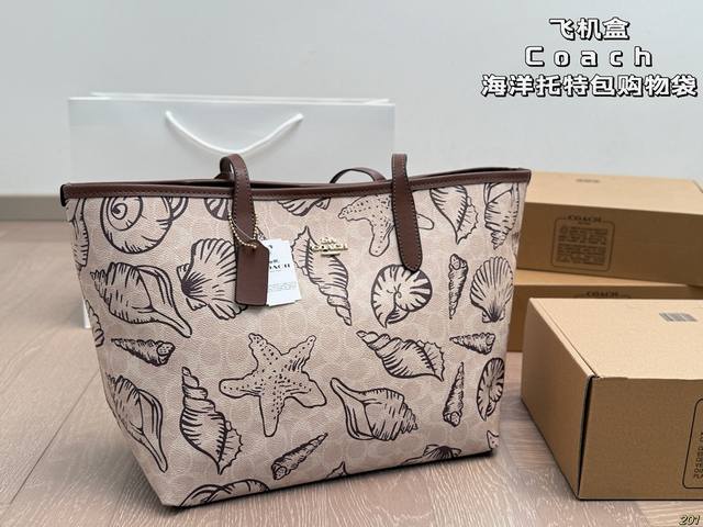 飞机盒Coach 蔻驰托特包购物袋沈梦辰小姐姐身上背的今年 Coach的新款复古设计 简洁大方 特别有质感 官网预售中 随性好背 爱了爱了～ 尺寸32 28